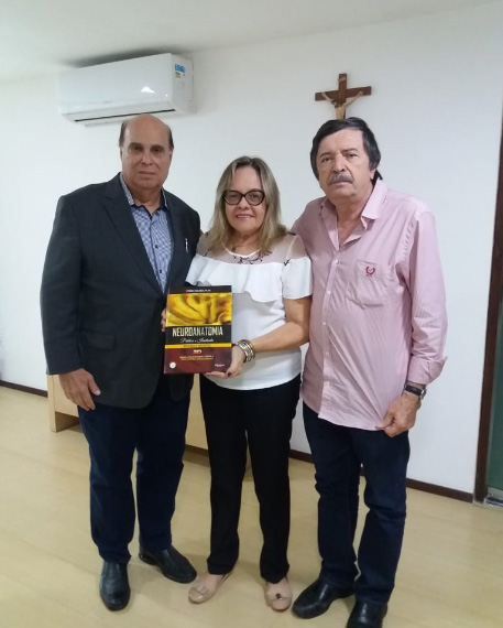 João Medeiros e Walter Azevedo recebem o livro das mãos de Elizabeth Holanda
