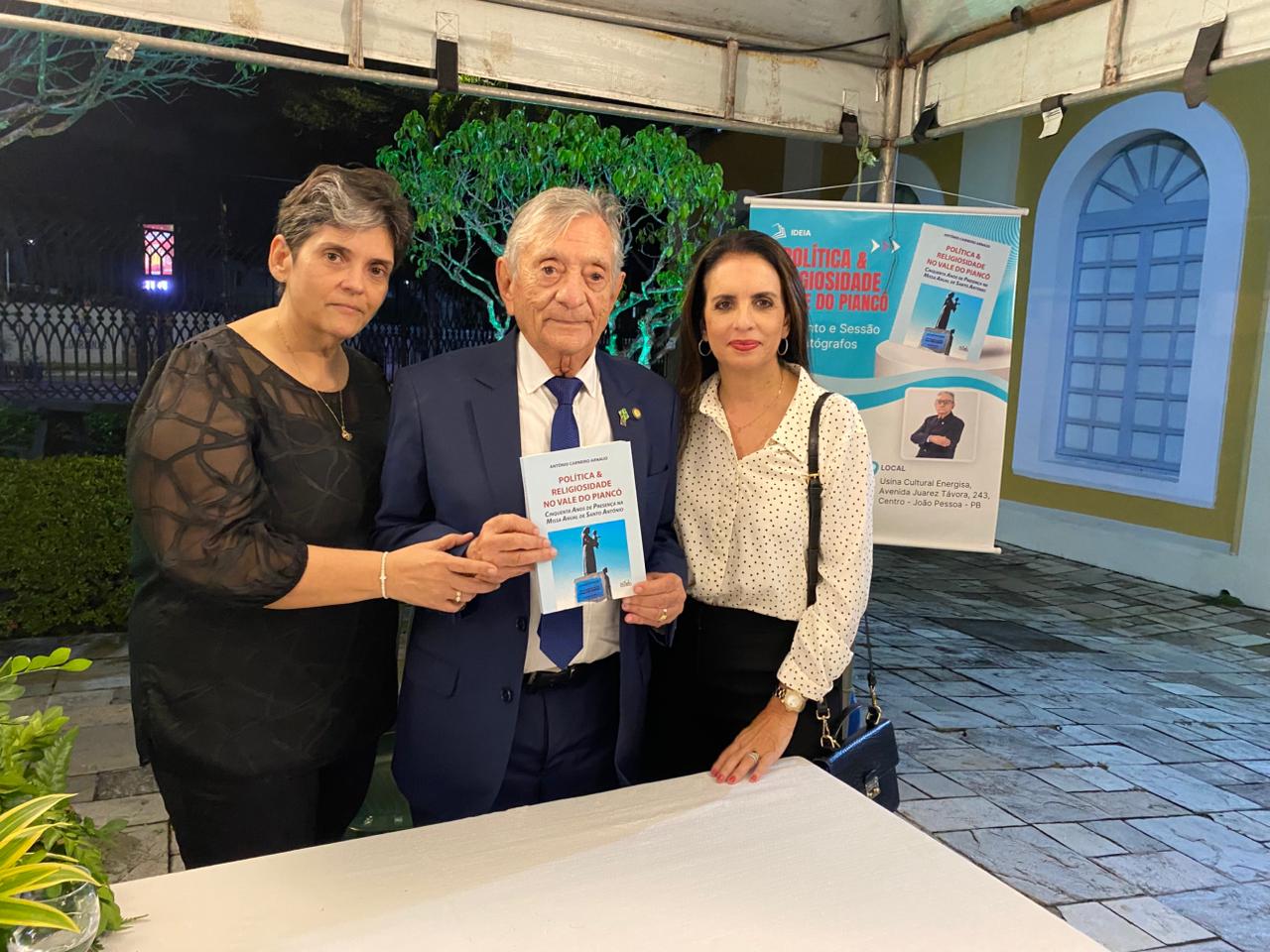 Segunda vice-presidente do CRM-PB prestigia lançamento de livro de diretor da Fundação Laureano