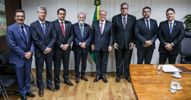 Vice-presidente Geraldo Alckmin defende exame de qualificação médica em audiência com presidente do CFM e conselheiros federais