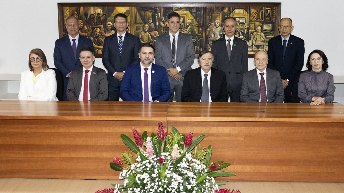 Nova diretoria do CRM-PB toma posse e presidente é reconduzido ao cargo