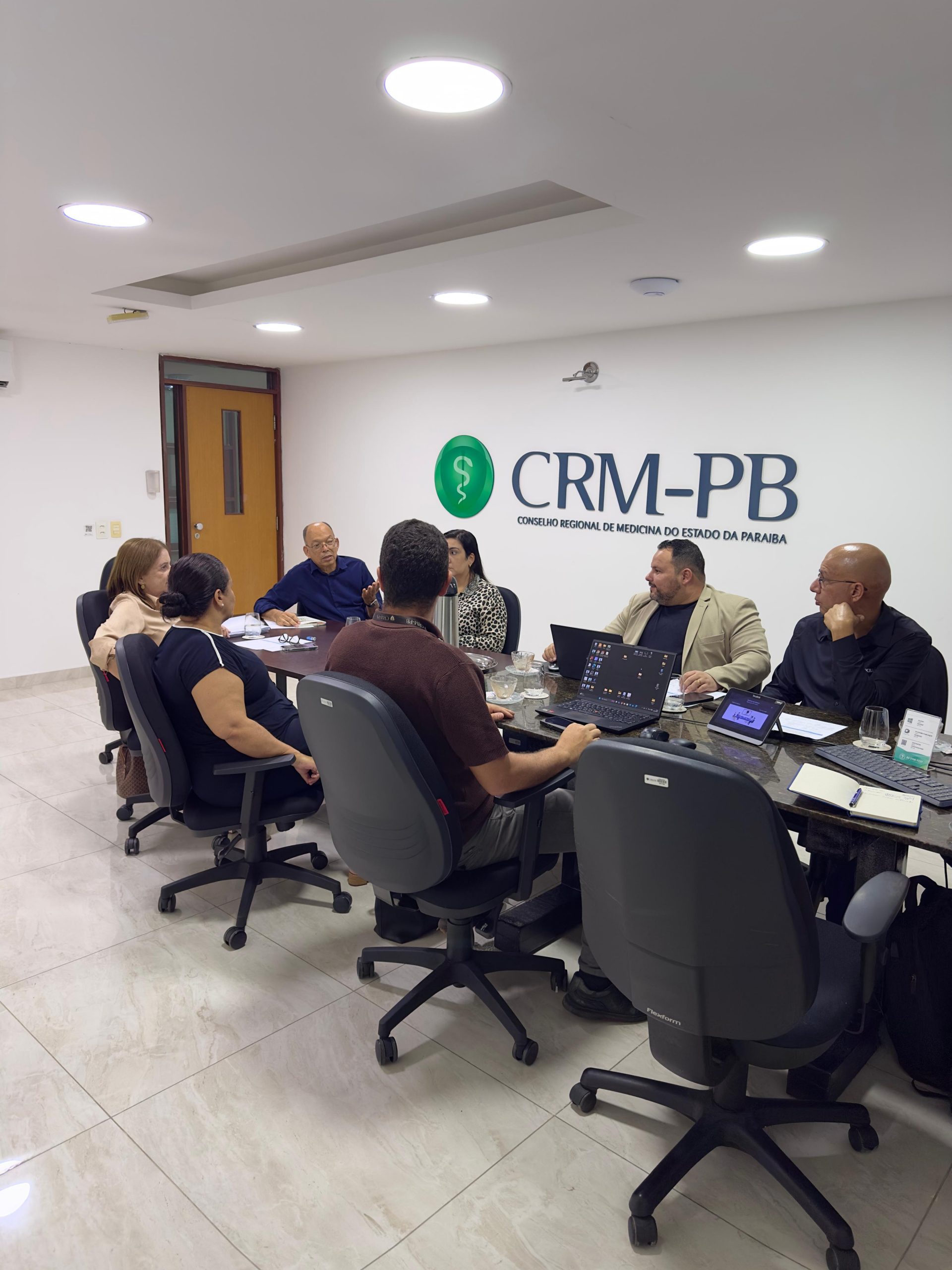 Presidente do CRM-PB realiza primeira reunião de planejamento com colaboradores, após posse da nova diretoria