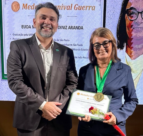 Segundo vice-president do CRM-PB, João Modesto Filho, recebe da ALPB Medalha Epitácio Pessoa