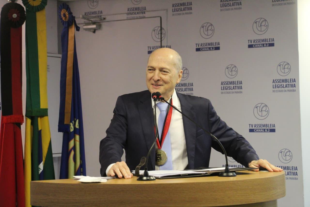 Segundo vice-president do CRM-PB, João Modesto Filho, recebe da ALPB Medalha Epitácio Pessoa